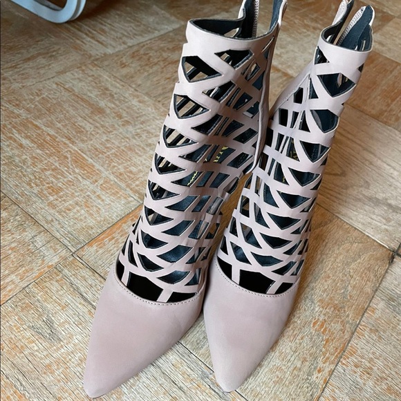 Heels - Picture 2 of 3